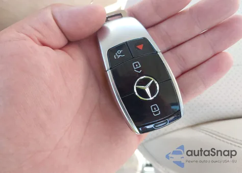 2018 Mercedes-Benz E 300 4Matic z USA, uszkodzony, nr VIN WDDZF4KB9JA362051